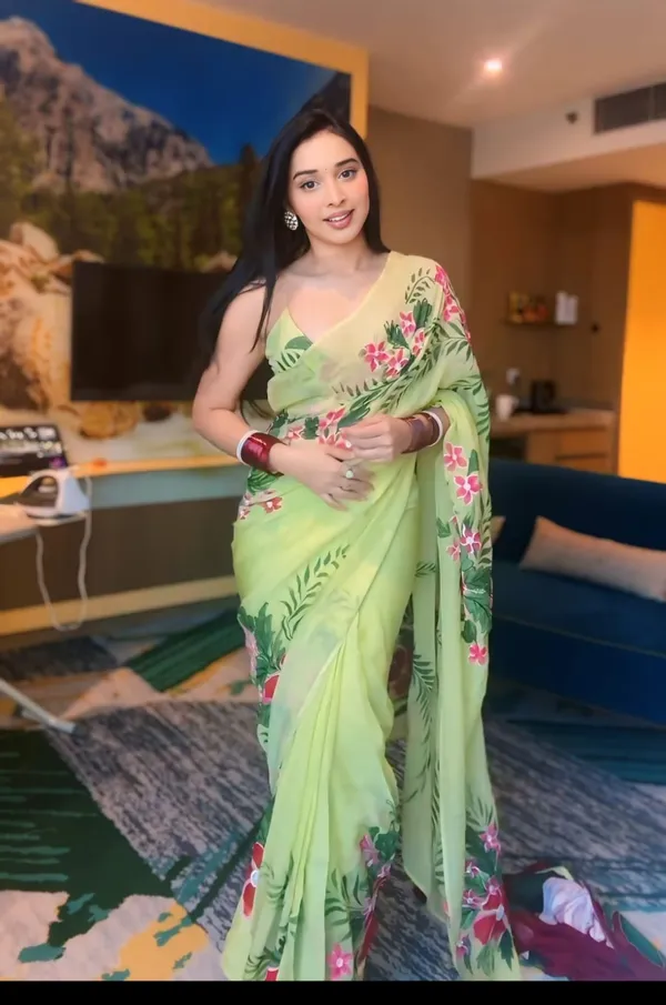 Ready_To_Wear__White_Trendy_Georgette_Saree