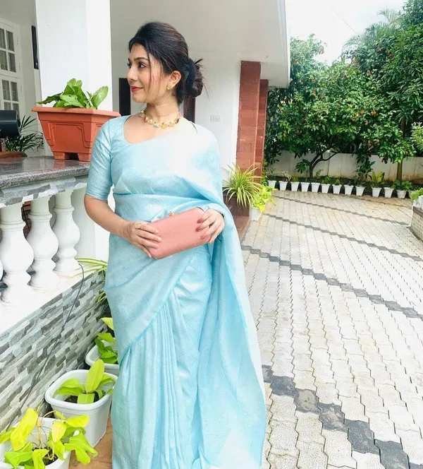 Light_Blue_Embellished_Banarasi_Jacquard_Saree_(Light_Blue)