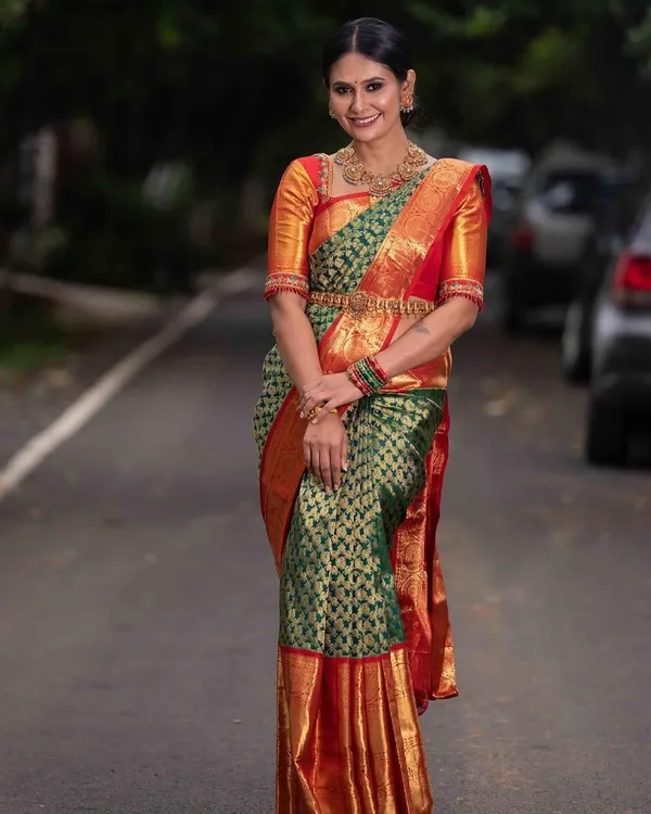 Green_Ridhi_Creation_Embellished_Banarasi_Jacquard_Saree_(Green)