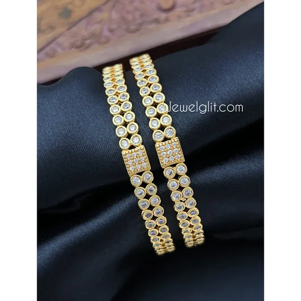 Graceful_White_Impon_Box_Bangle