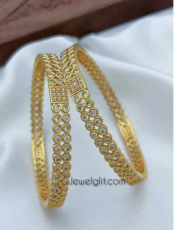 Graceful_White_Impon_Box_Bangle