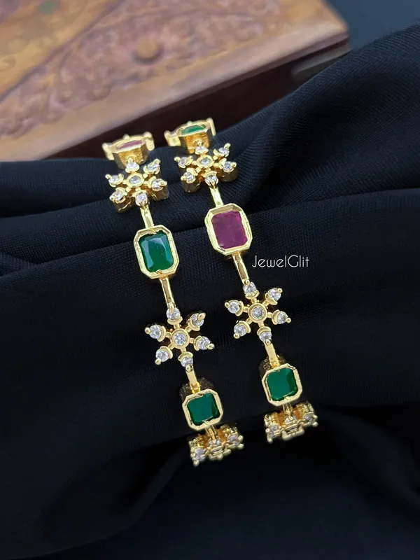 Feminine_Microplated_Finish_Ad_Flower_Bangle