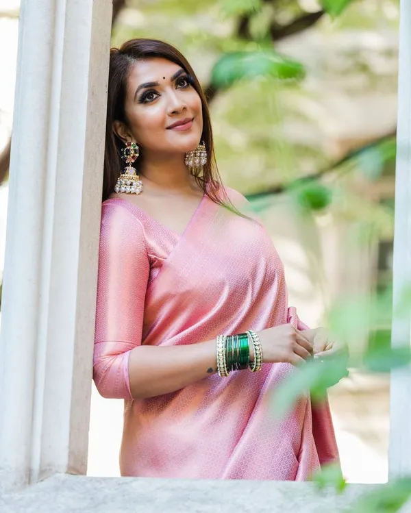 Woven_Kanjivaram_,_Banarasi_Jacquard_Saree