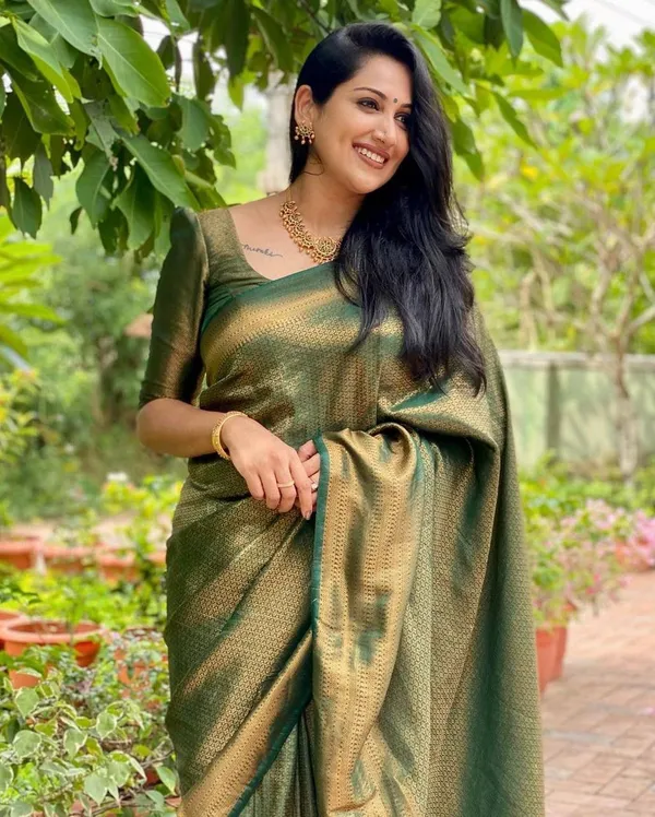 Woven_Kanjivaram_,_Banarasi_Jacquard_Saree