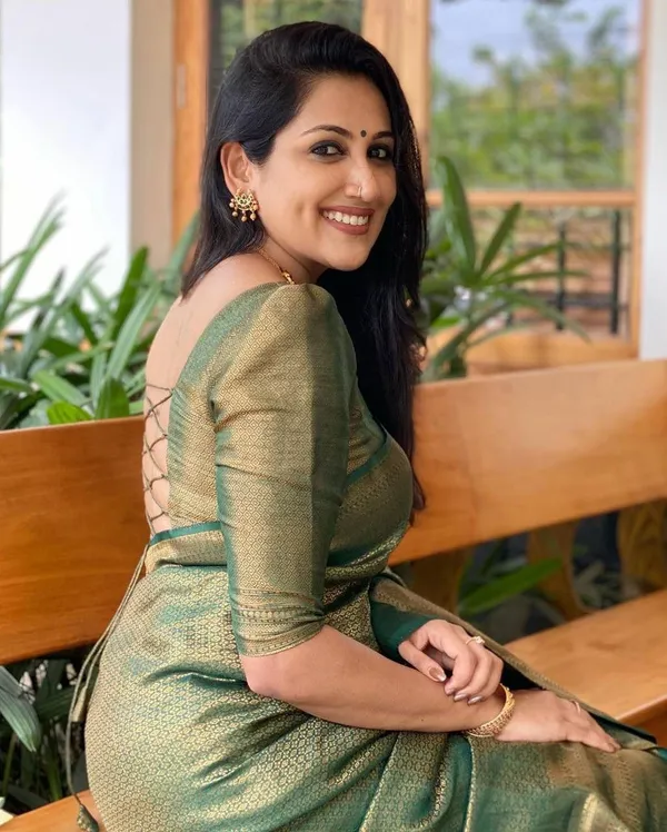 Woven_Kanjivaram_,_Banarasi_Jacquard_Saree