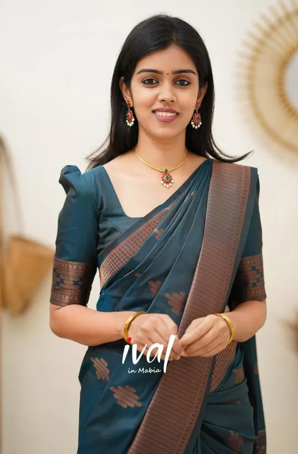 Woven_Kanjivaram_,_Banarasi_Jacquard_Saree