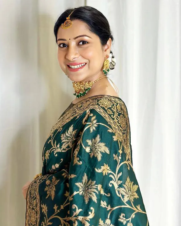 Woven_Kanjivaram_,_Banarasi_Jacquard_Saree