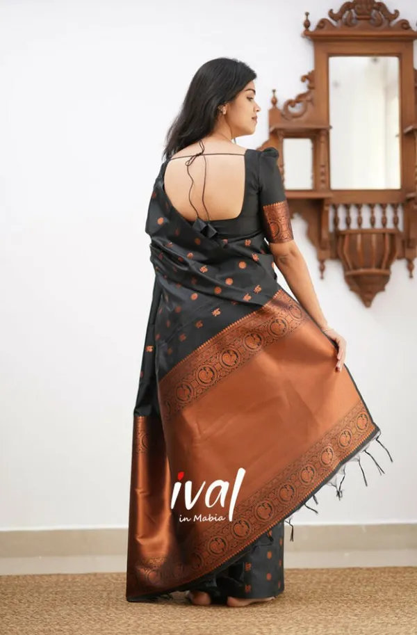 Woven_Kanjivaram_,_Banarasi_Jacquard_Saree