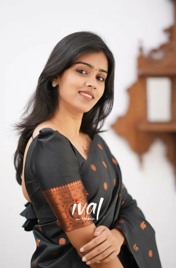 Woven_Kanjivaram_,_Banarasi_Jacquard_Saree