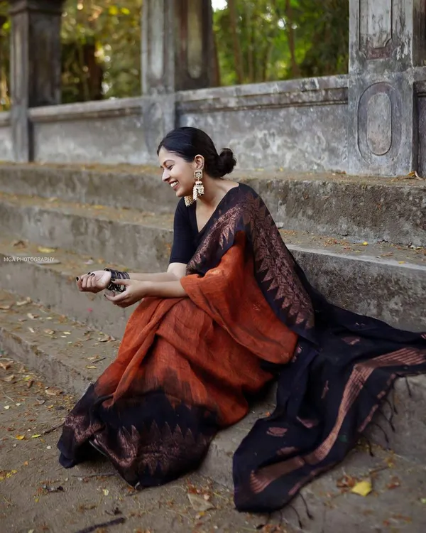 Woven_Kanjivaram_,_Banarasi_Jacquard_Saree