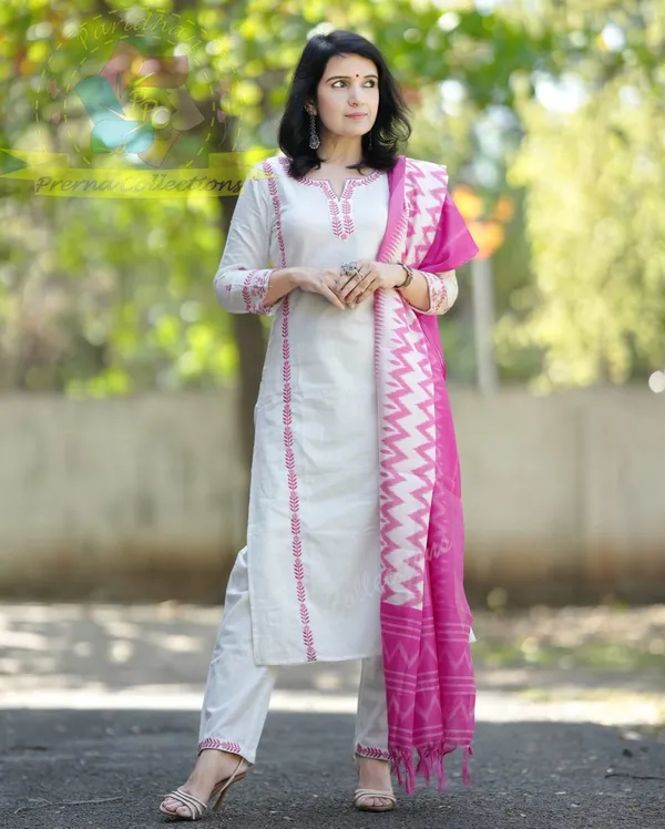 HANDLOOM_COTTAN_EMBROIDERED_KURTA_WITH_PANT_&_KHADI_SILK_DUPATTA_SET.