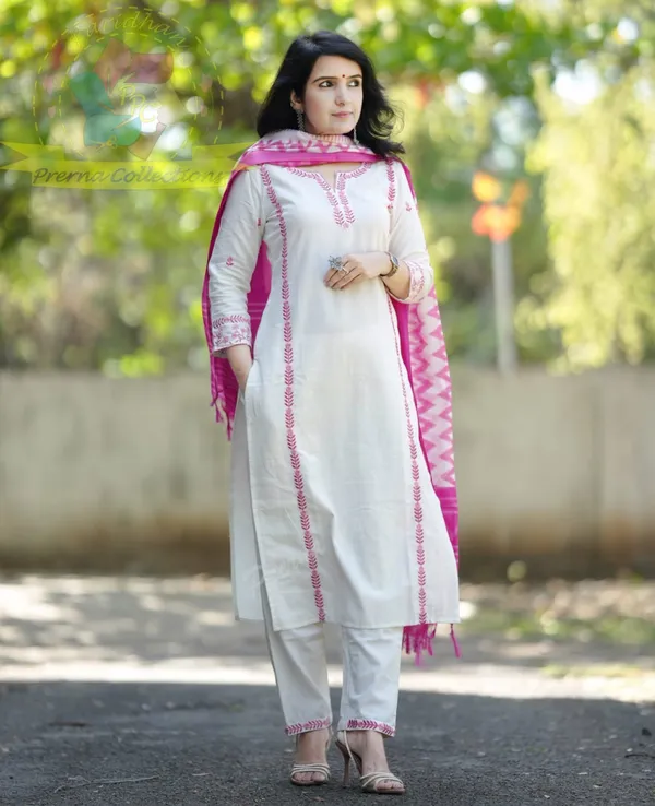 HANDLOOM_COTTAN_EMBROIDERED_KURTA_WITH_PANT_&_KHADI_SILK_DUPATTA_SET.