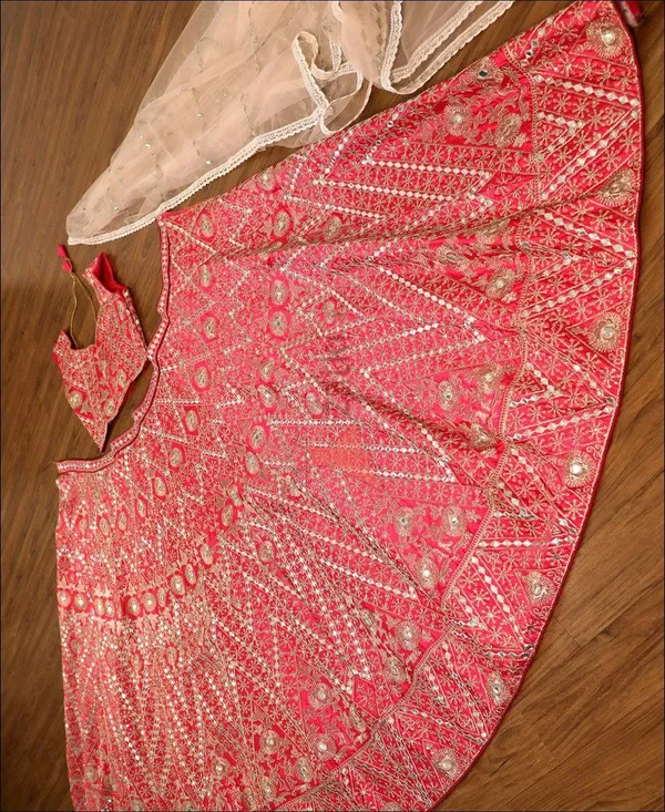 Gajri_Off_White_Heavy_Faux_Georgette_Lehenga_Choli__(_Semi_Stiched_)