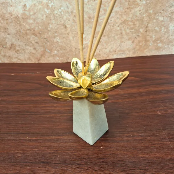 Handcrafted_Marble_and_Brass_Flower_Incense_Stick_Holder
