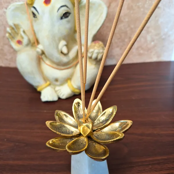 Handcrafted_Marble_and_Brass_Flower_Incense_Stick_Holder