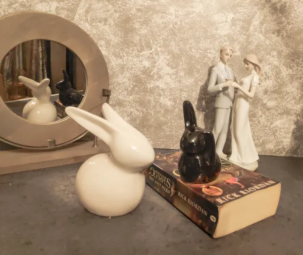 Black_&_White_Ceramic_Rabit_Showpice_Set_Black_&_White
