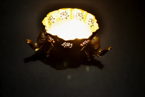 Gold_Lotus_Cutting_Urli_Bowl_Wax_Filled_In_Non_Rusting_Urli_(Pack_of_1)