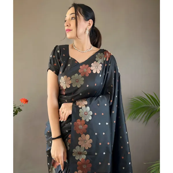 https://cdn-image.blitzshopdeck.in/ShopdeckCatalogue/tr:f-webp,w-600,fo-auto/65e1b534eddd14767aed70e6/media/Floral_Woven_Saree_with_Contrast_Border__BLack__7NSUPCBSHJ_2024-06-22_1.jpeg__Aura Silk