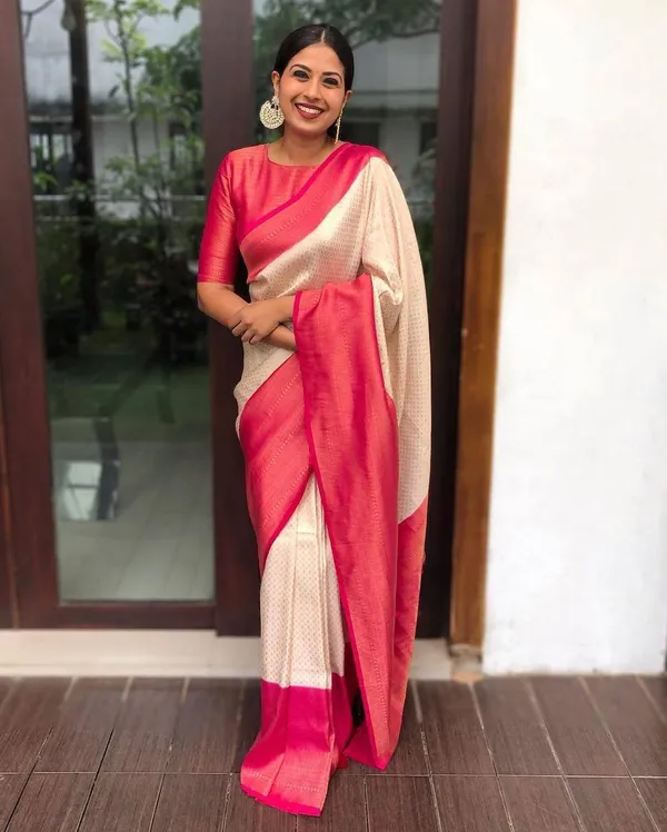 White_Red_White__Woven_Kanjivaram_Banarasi_Jacquard__Saree_With_Unstitched_Blouse
