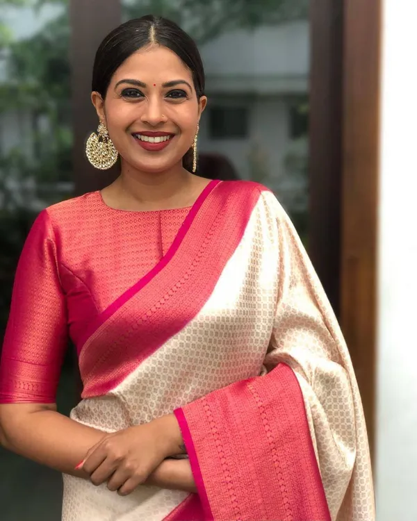 White_Red_White__Woven_Kanjivaram_Banarasi_Jacquard__Saree_With_Unstitched_Blouse