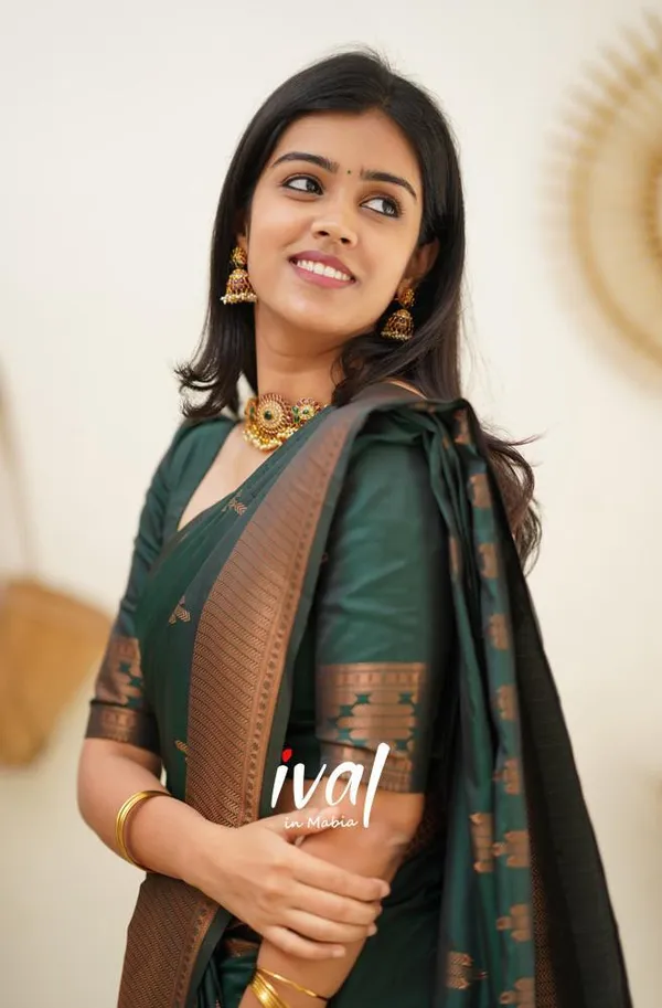 Green__Woven_Jacquard__Saree_With_Unstitched_Blouse