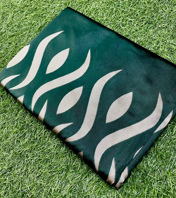 Green_Woven_Jacquard_Soft_Silk__Saree_With_Unstitched_Blouse