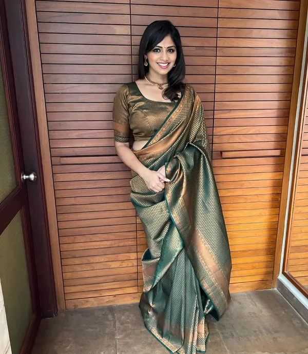 Green_Woven_Kanjivaram_Soft_Silk__Saree_With_Unstitched_Blouse
