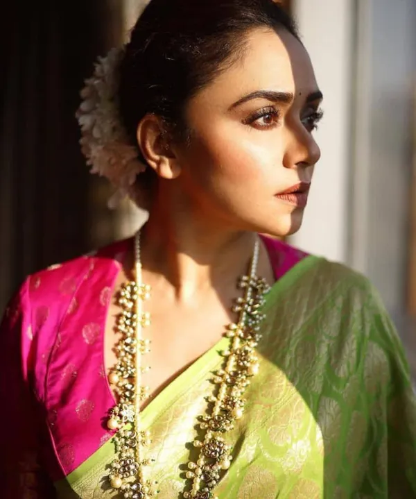 Light_Green_Light__Woven_Kanjivaram_Banarasi_Jacquard__Saree_With_Unstitched_Blouse