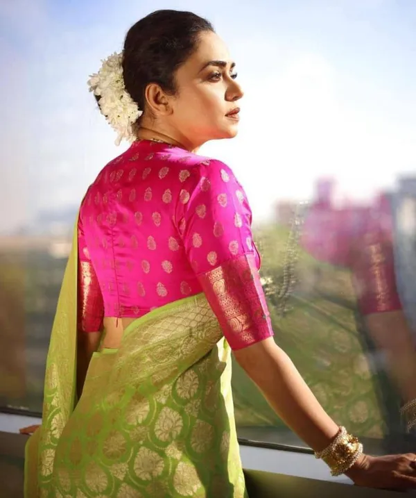 Light_Green_Light__Woven_Kanjivaram_Banarasi_Jacquard__Saree_With_Unstitched_Blouse