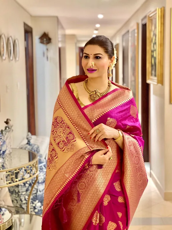 Pink_Bell__Bell_Woven_Kanjivaram_Banarasi_Jacquard__Saree_With_Unstitched_Blouse