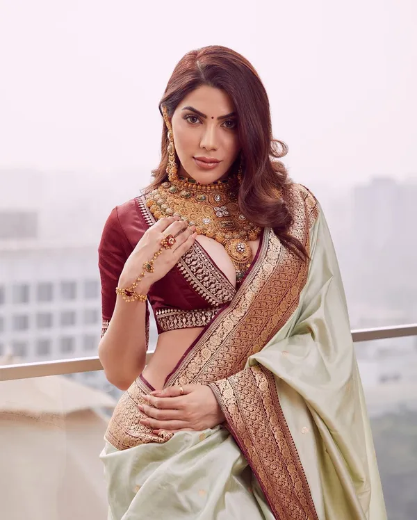 Cream_Woven_Banarasi_Soft_Silk__Saree_With_Unstitched_Blouse
