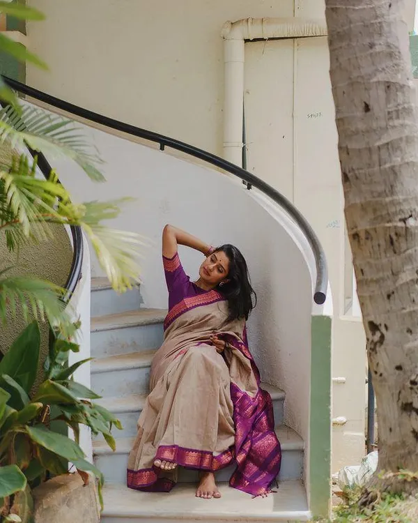 Cream_Wine_Woven_Kanjivaram_Soft_Silk__Saree_With_Unstitched_Blouse