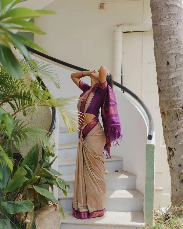 Cream_Wine_Woven_Kanjivaram_Soft_Silk__Saree_With_Unstitched_Blouse
