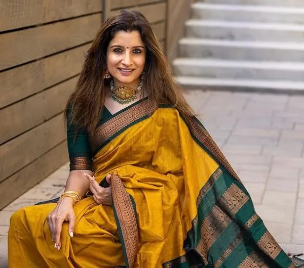 Gold_Green_Woven_Kanjivaram_Soft_Silk__Saree_With_Unstitched_Blouse
