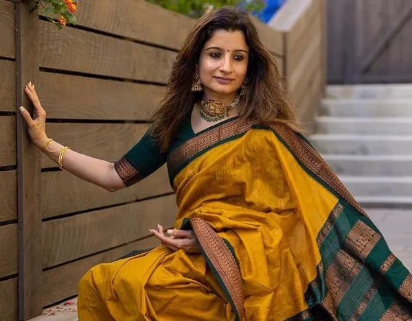 Gold_Green_Woven_Kanjivaram_Soft_Silk__Saree_With_Unstitched_Blouse