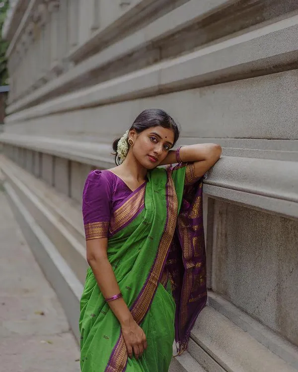 Parrot_Wine_Woven_Kanjivaram_Soft_Silk__Saree_With_Unstitched_Blouse