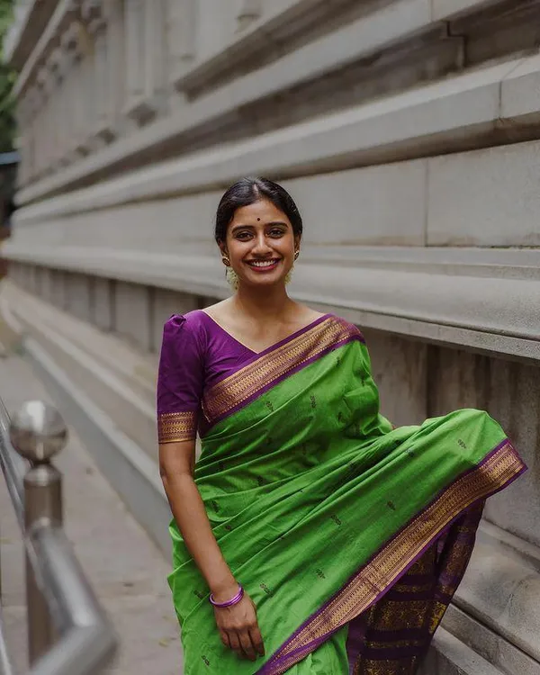Parrot_Wine_Woven_Kanjivaram_Soft_Silk__Saree_With_Unstitched_Blouse