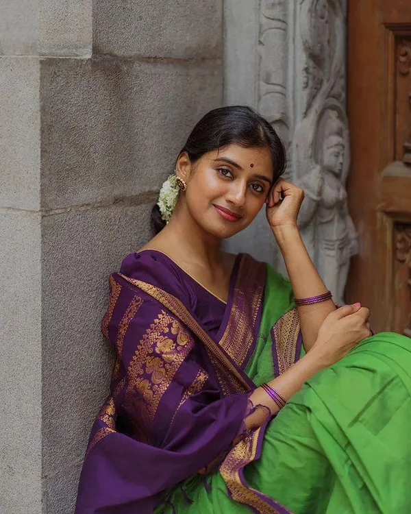 Parrot_Wine_Woven_Kanjivaram_Soft_Silk__Saree_With_Unstitched_Blouse