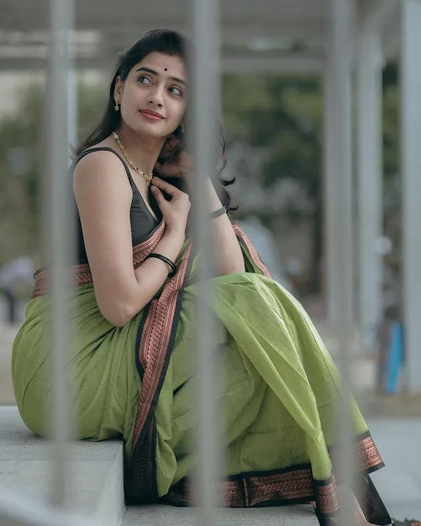 Pissta_Green_Woven_Kanjivaram_Soft_Silk__Saree_With_Unstitched_Blouse