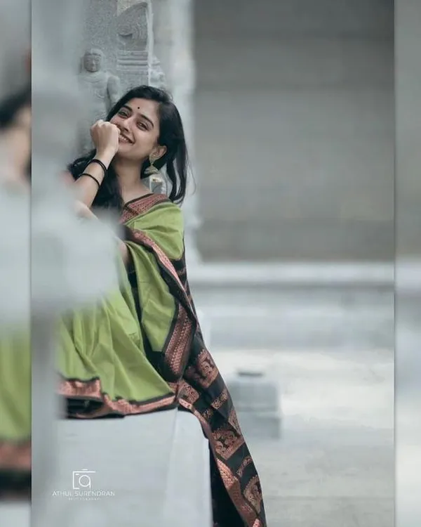 Pissta_Green_Woven_Kanjivaram_Soft_Silk__Saree_With_Unstitched_Blouse
