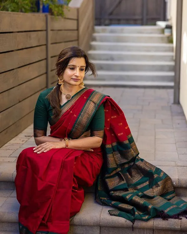 Red_Green_Woven_Kanjivaram_Soft_Silk__Saree_With_Unstitched_Blouse