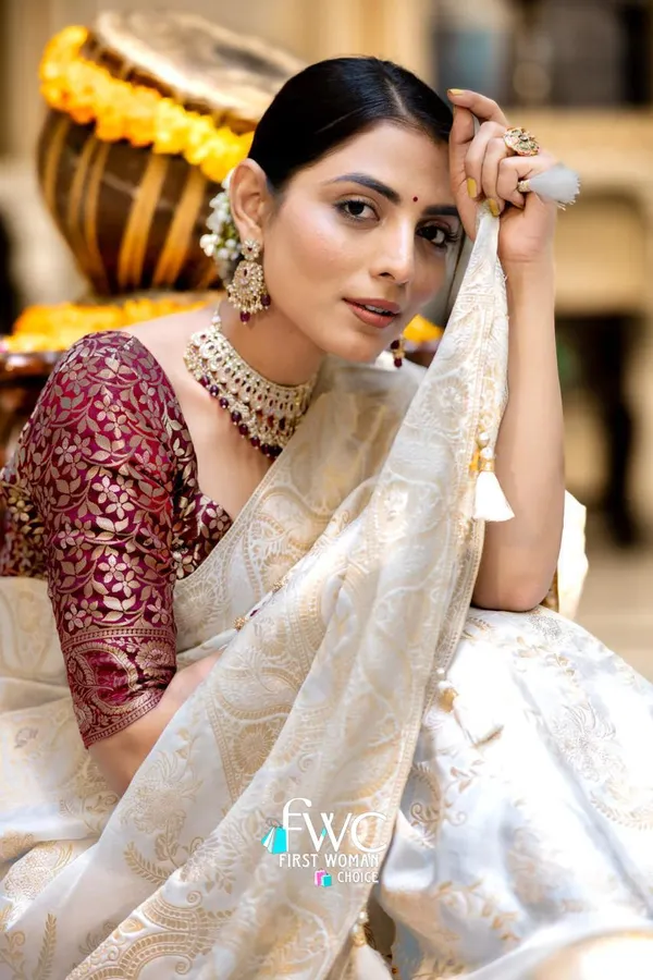 White__Woven_Jacquard__Saree_With_Unstitched_Blouse