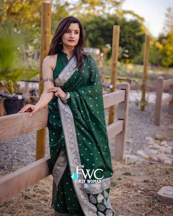Green__Woven_Banarasi_Jacquard__Saree_With_Unstitched_Blouse