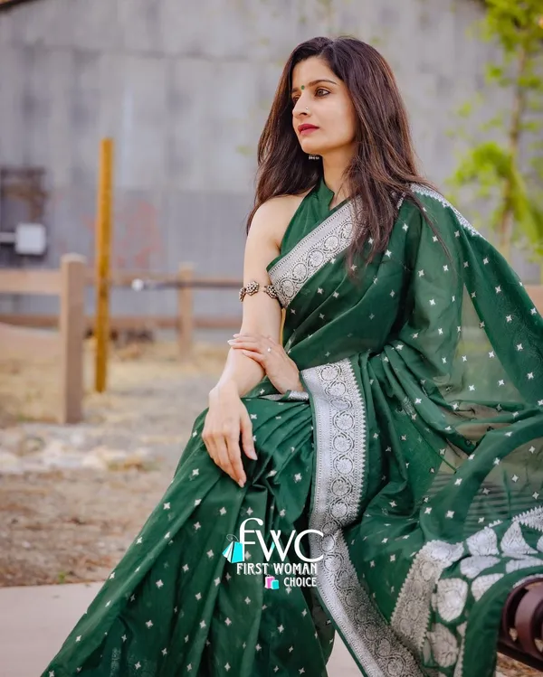 Green__Woven_Banarasi_Jacquard__Saree_With_Unstitched_Blouse