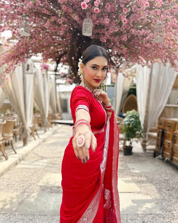 Red__Woven_Jacquard__Saree_With_Unstitched_Blouse