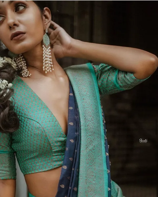 Blue__Woven_Banarasi_Jacquard__Saree_With_Unstitched_Blouse