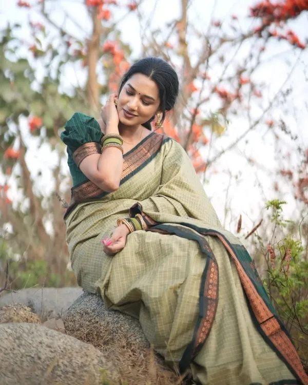 C_Green__Woven_Jacquard__Saree_With_Unstitched_Blouse
