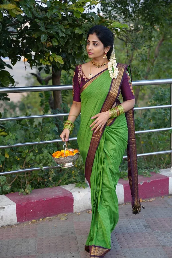 Parrot_Green__Woven_Banarasi_Jacquard__Saree_With_Unstitched_Blouse