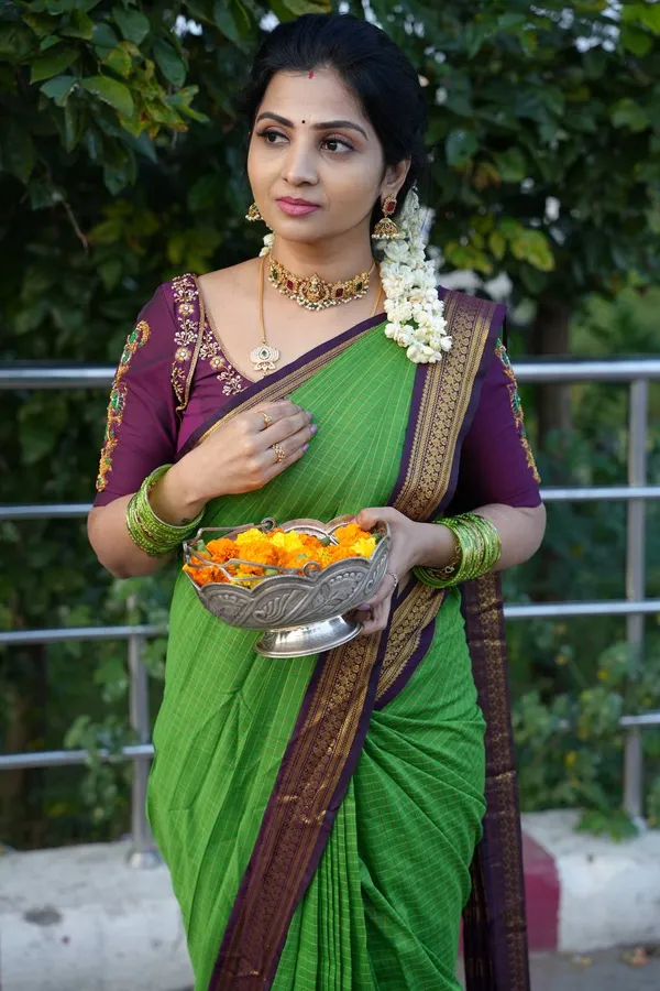 Parrot_Green__Woven_Banarasi_Jacquard__Saree_With_Unstitched_Blouse