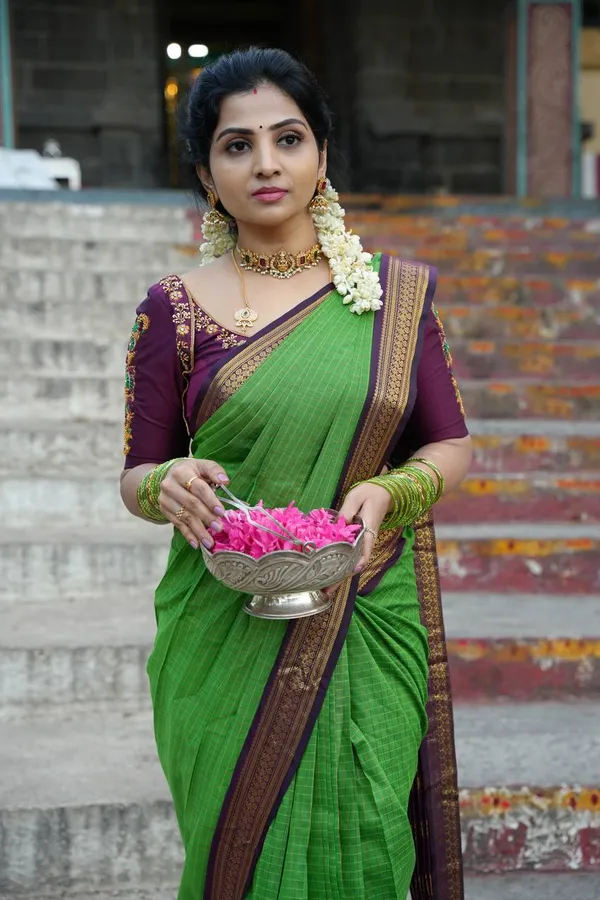 Parrot_Green__Woven_Banarasi_Jacquard__Saree_With_Unstitched_Blouse